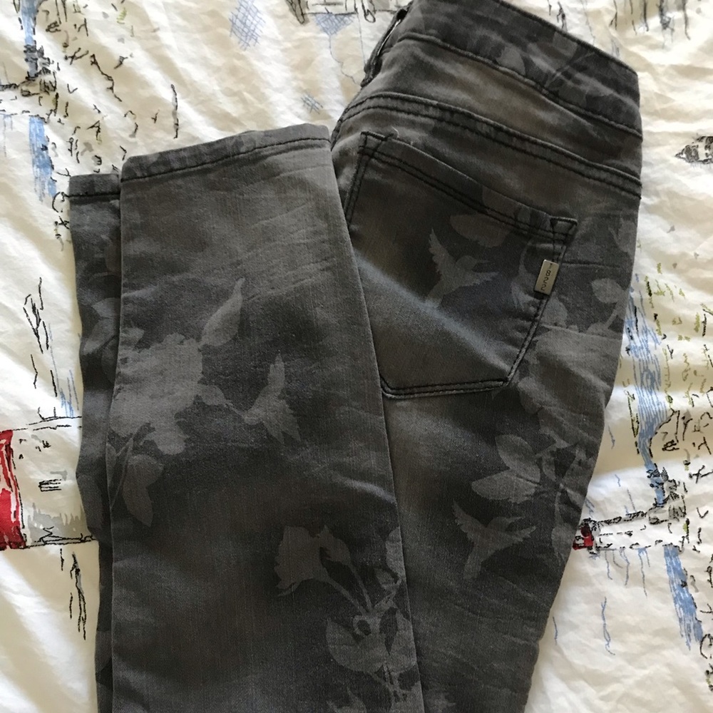 Black and grey floral print skinny jeans -NWT